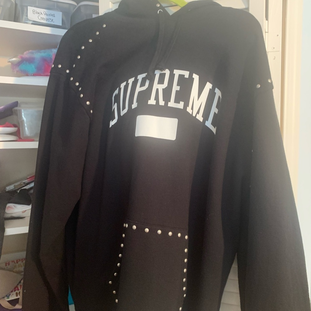 Supreme Hoodie NEW!! Took the tags off but the hoodie has never left my house!